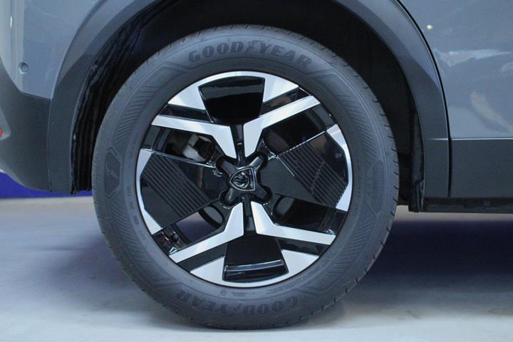 Grå Peugeot 2008 fra 2024