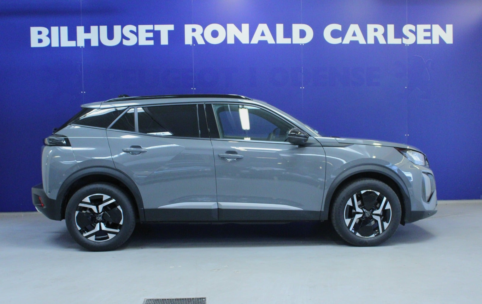 Grå Peugeot 2008 fra 2024