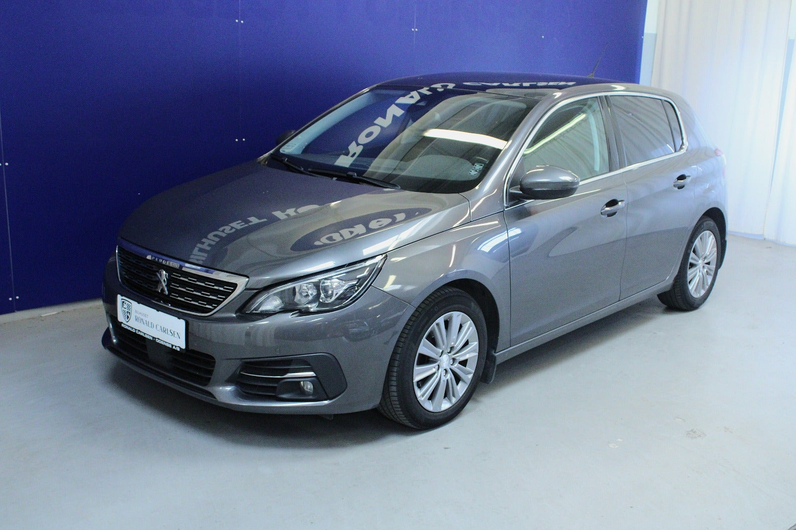 Grå Peugeot 308 fra 2020