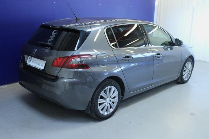 Grå Peugeot 308 fra 2020