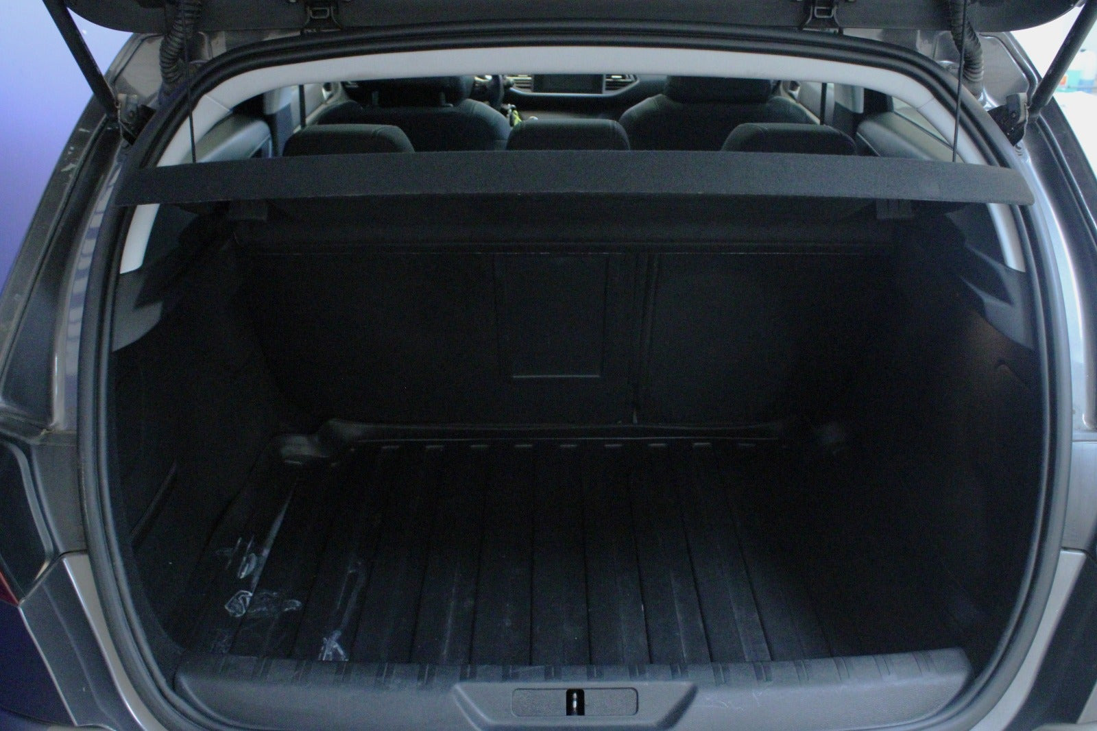 Grå Peugeot 308 fra 2020