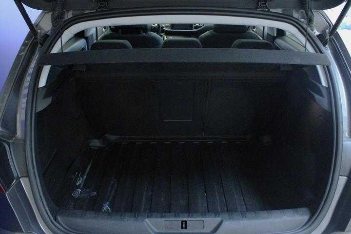 Grå Peugeot 308 fra 2020