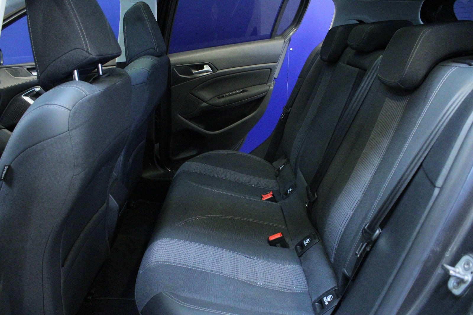 Grå Peugeot 308 fra 2020
