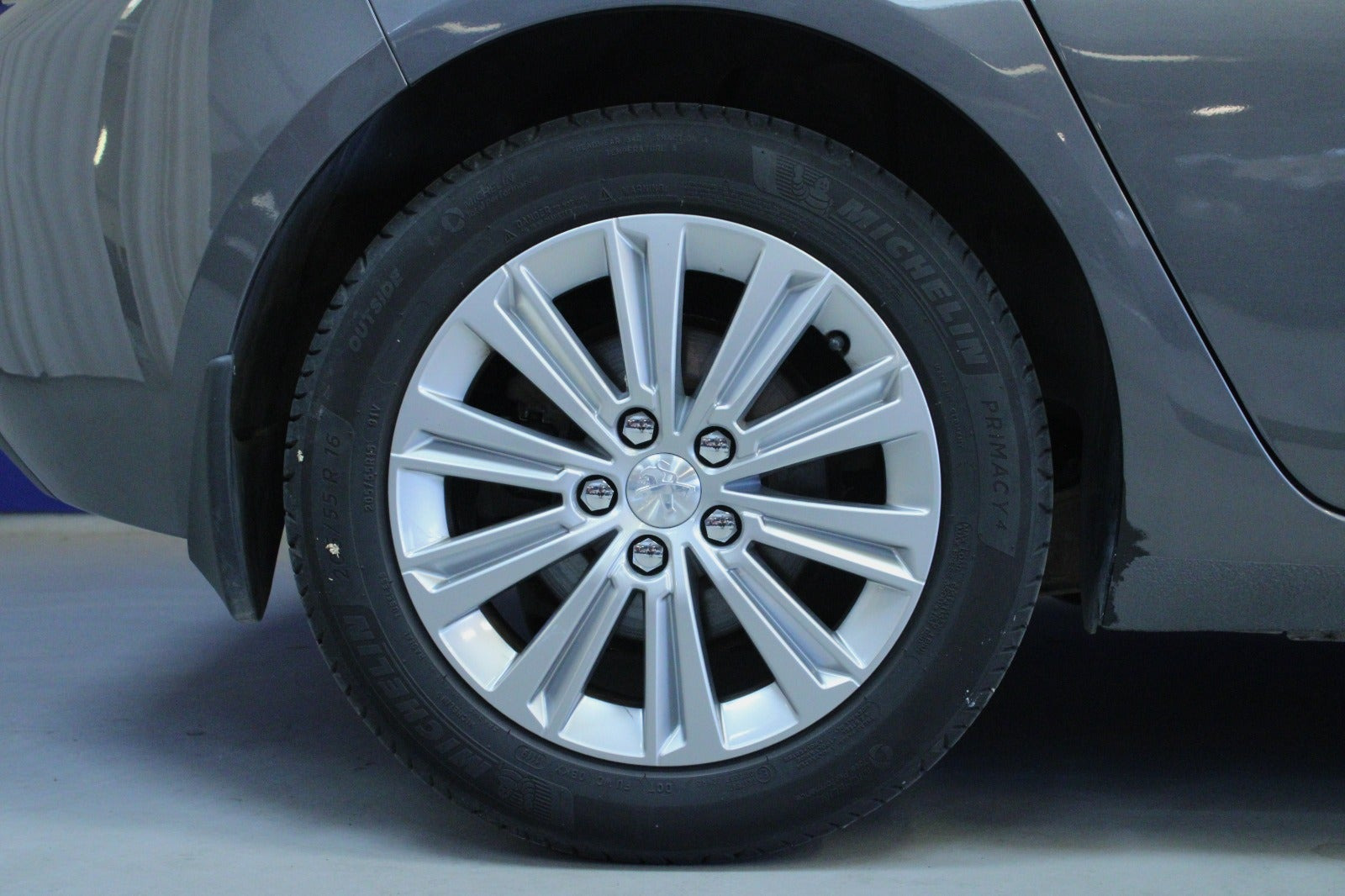 Grå Peugeot 308 fra 2020