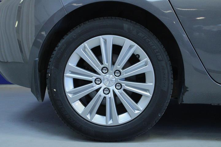 Grå Peugeot 308 fra 2020
