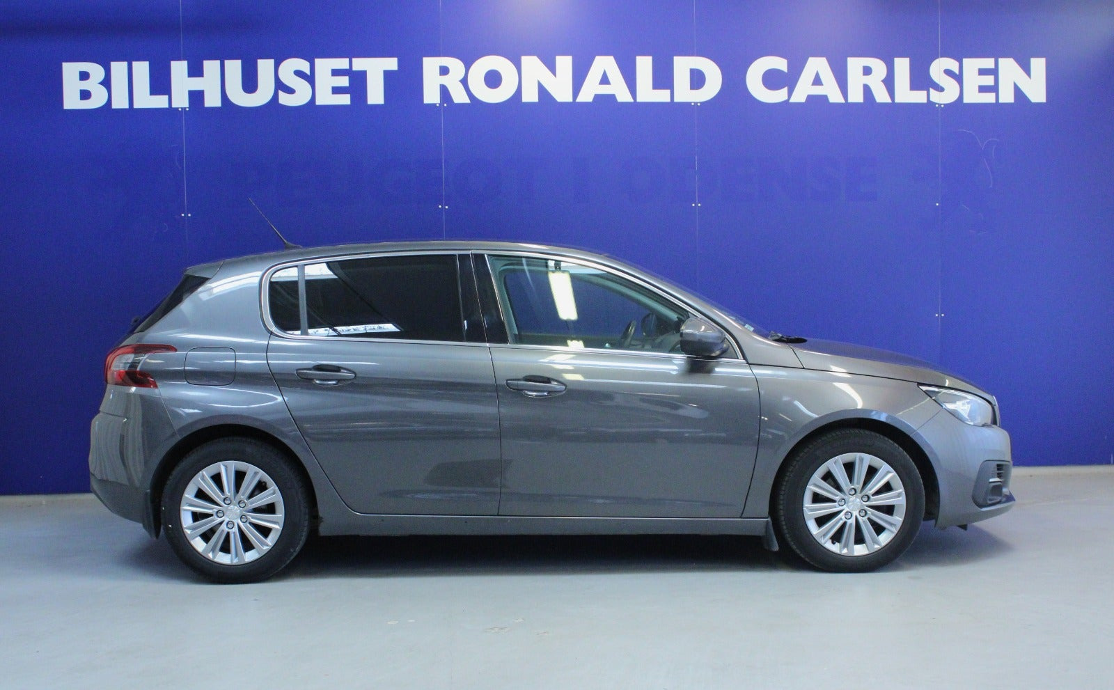 Grå Peugeot 308 fra 2020