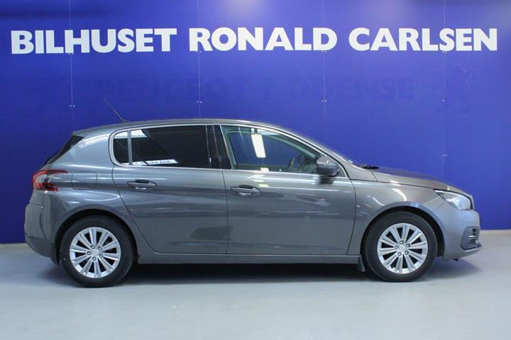 Grå Peugeot 308 fra 2020