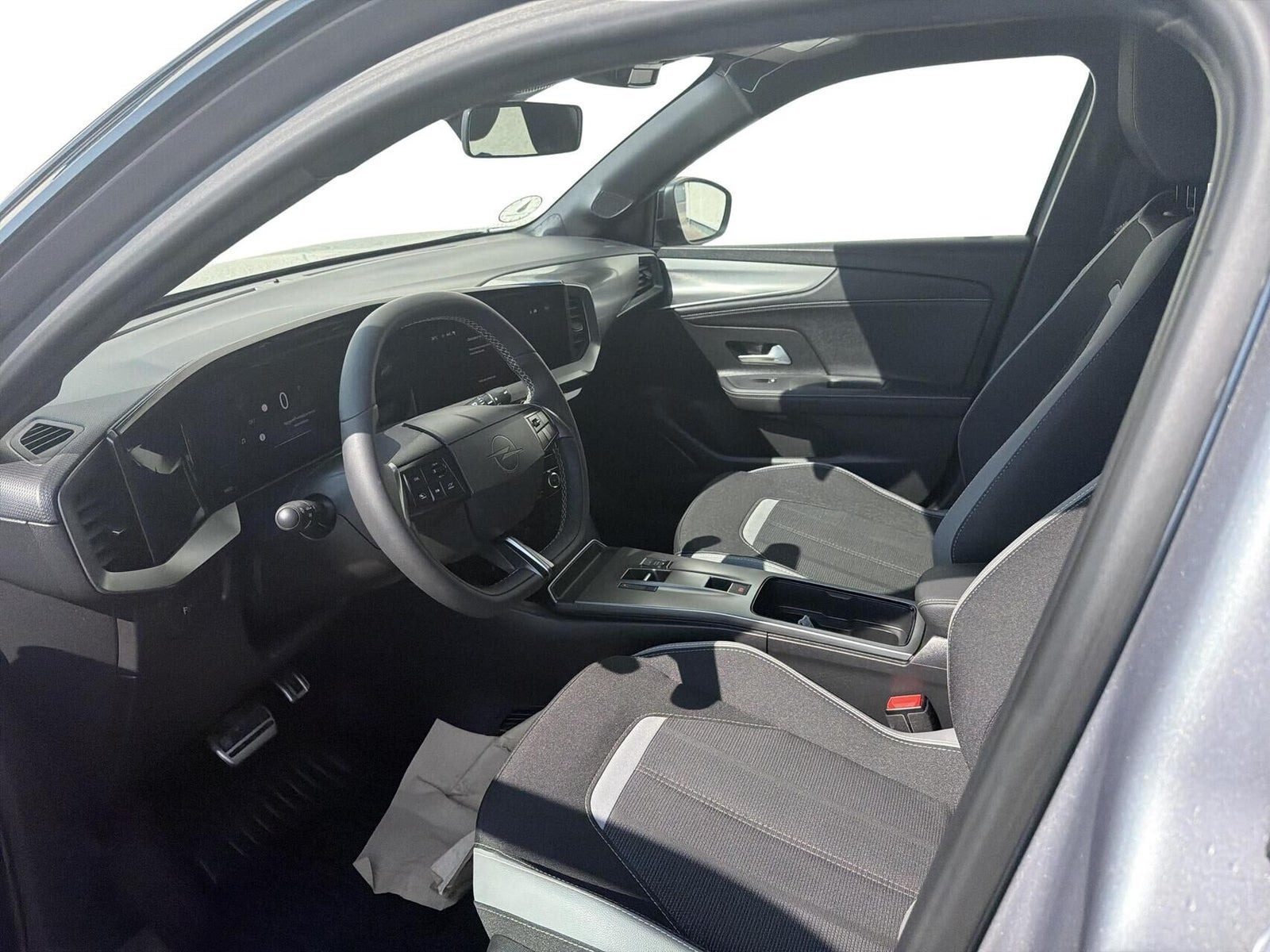Grå Opel Mokka-e fra 2025