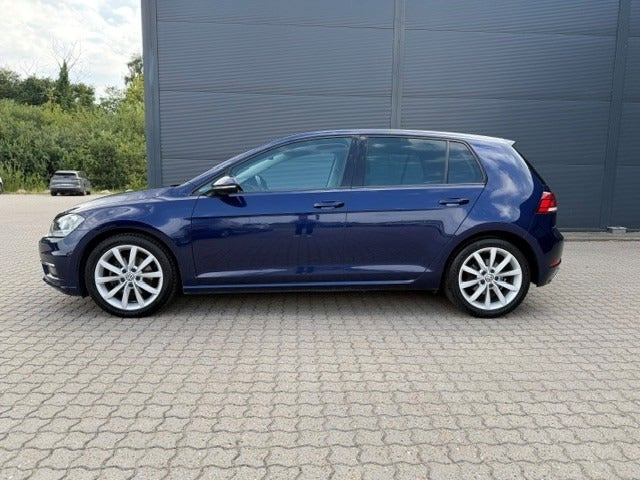 Blå VW Golf VII fra 2019