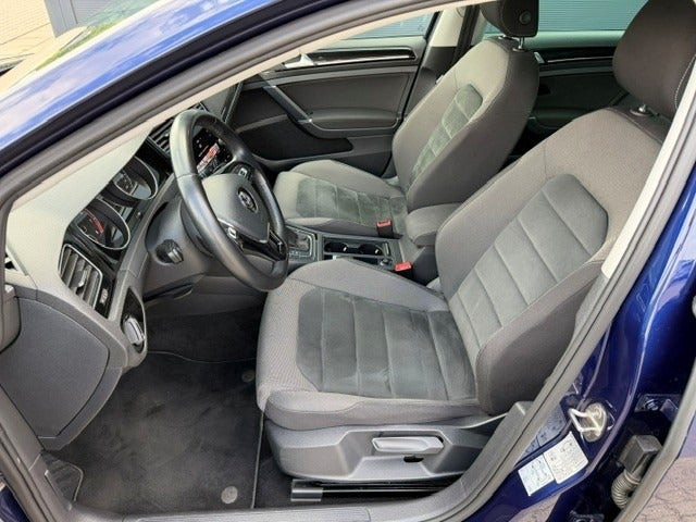 Blå VW Golf VII fra 2019