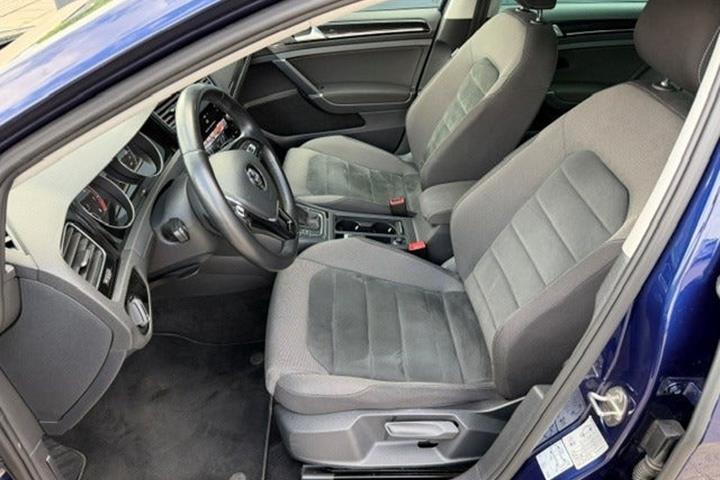 Blå VW Golf VII fra 2019