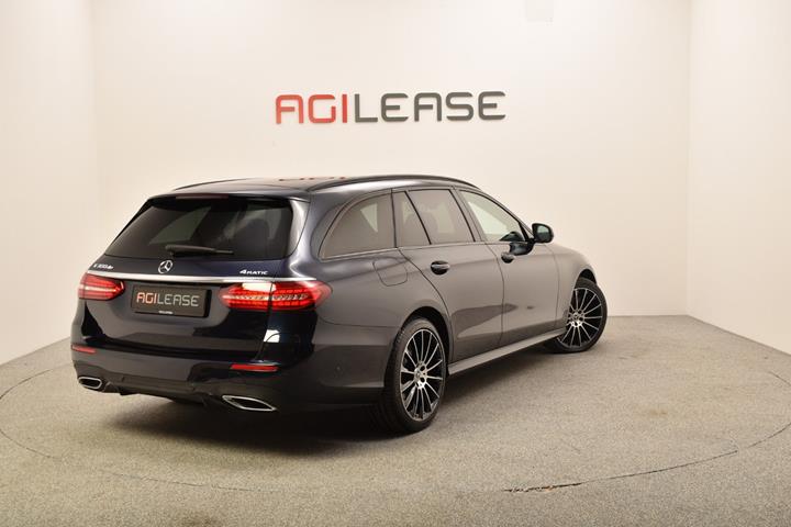 Blå Mercedes E300 de fra 2022
