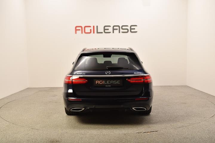 Blå Mercedes E300 de fra 2022