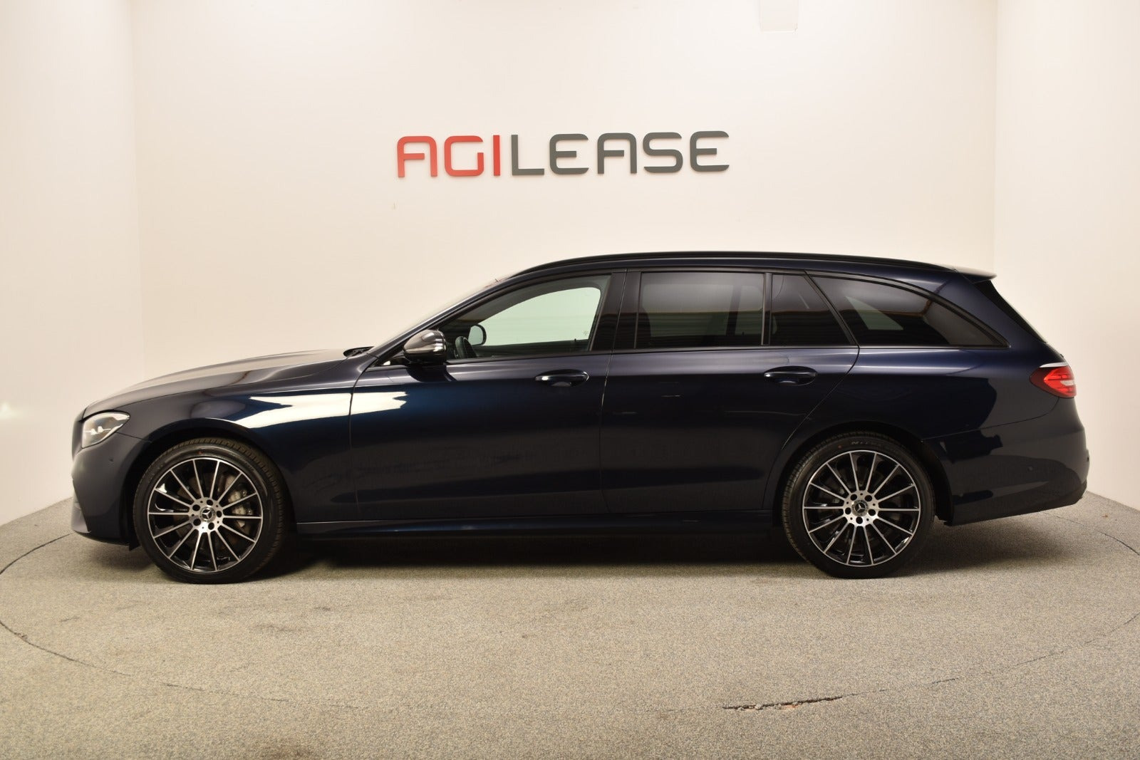 Blå Mercedes E300 de fra 2022