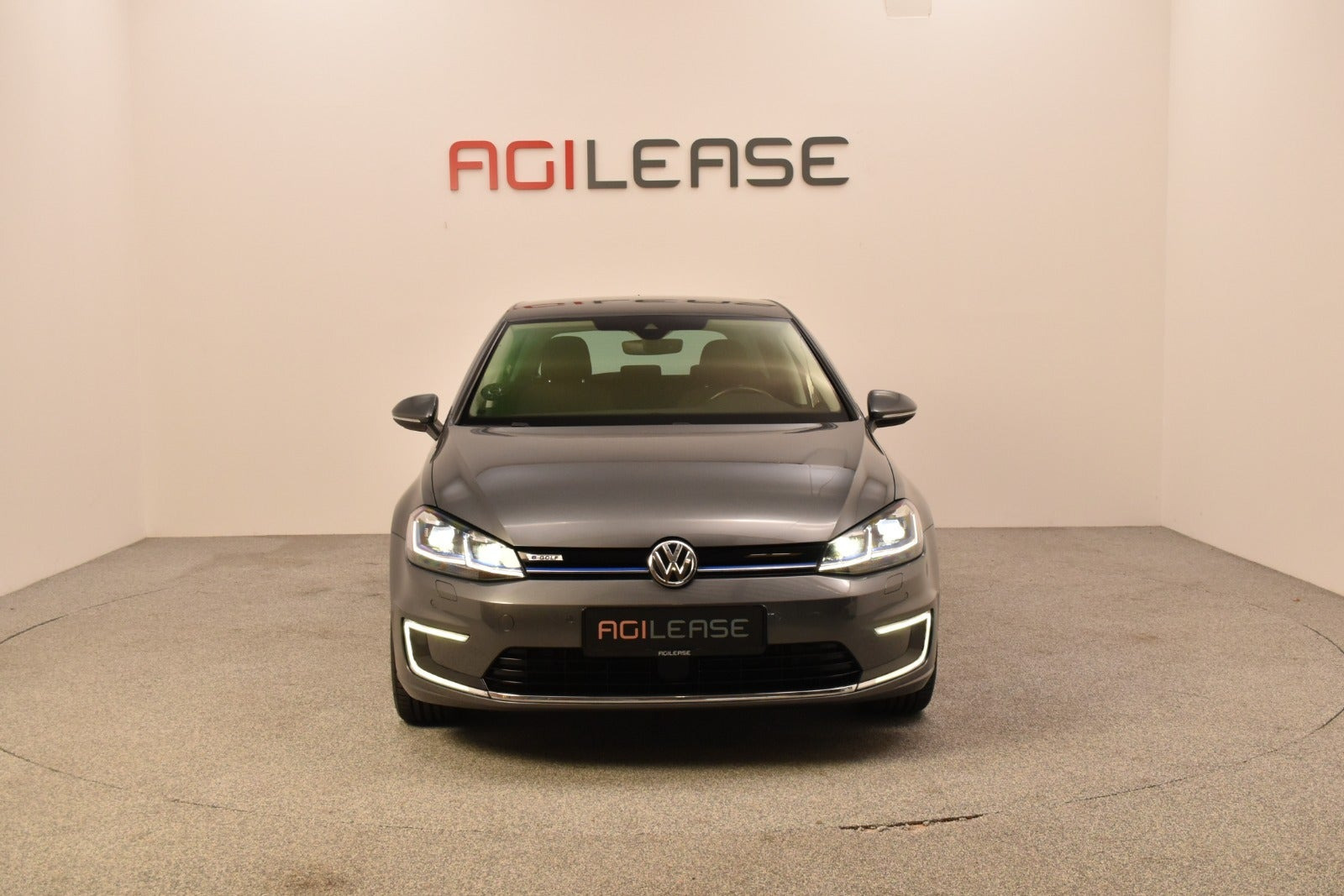 Grå VW e-Golf VII fra 2017