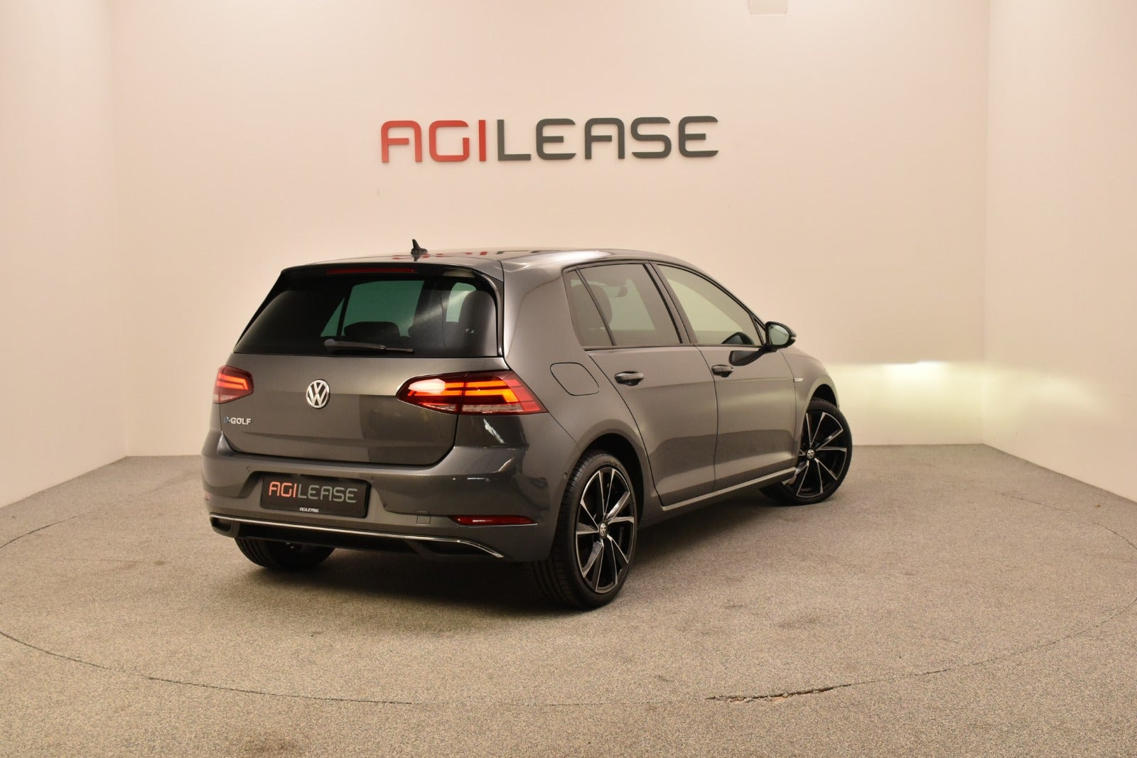 Grå VW e-Golf VII fra 2017