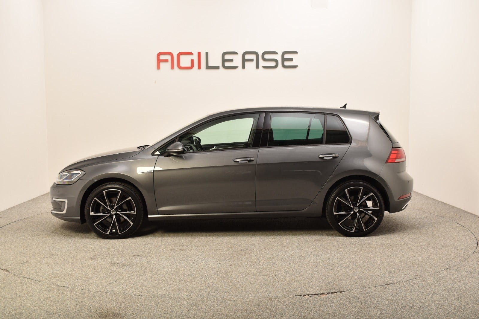 Grå VW e-Golf VII fra 2017
