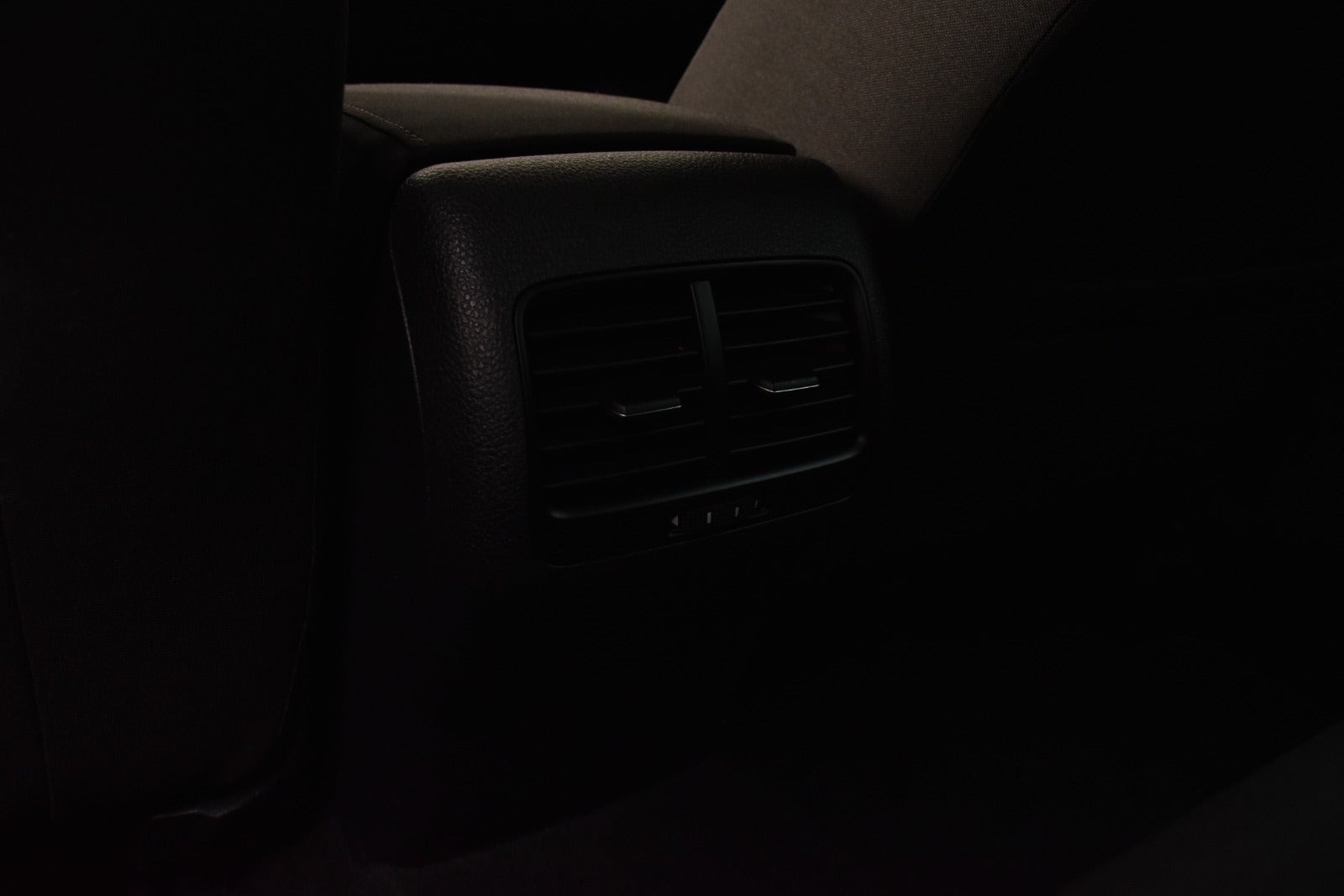 Grå VW e-Golf VII fra 2017