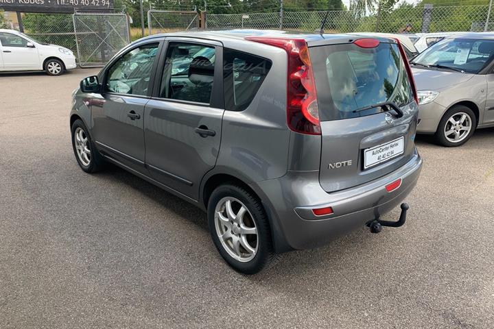 Grå Nissan Note fra 2011