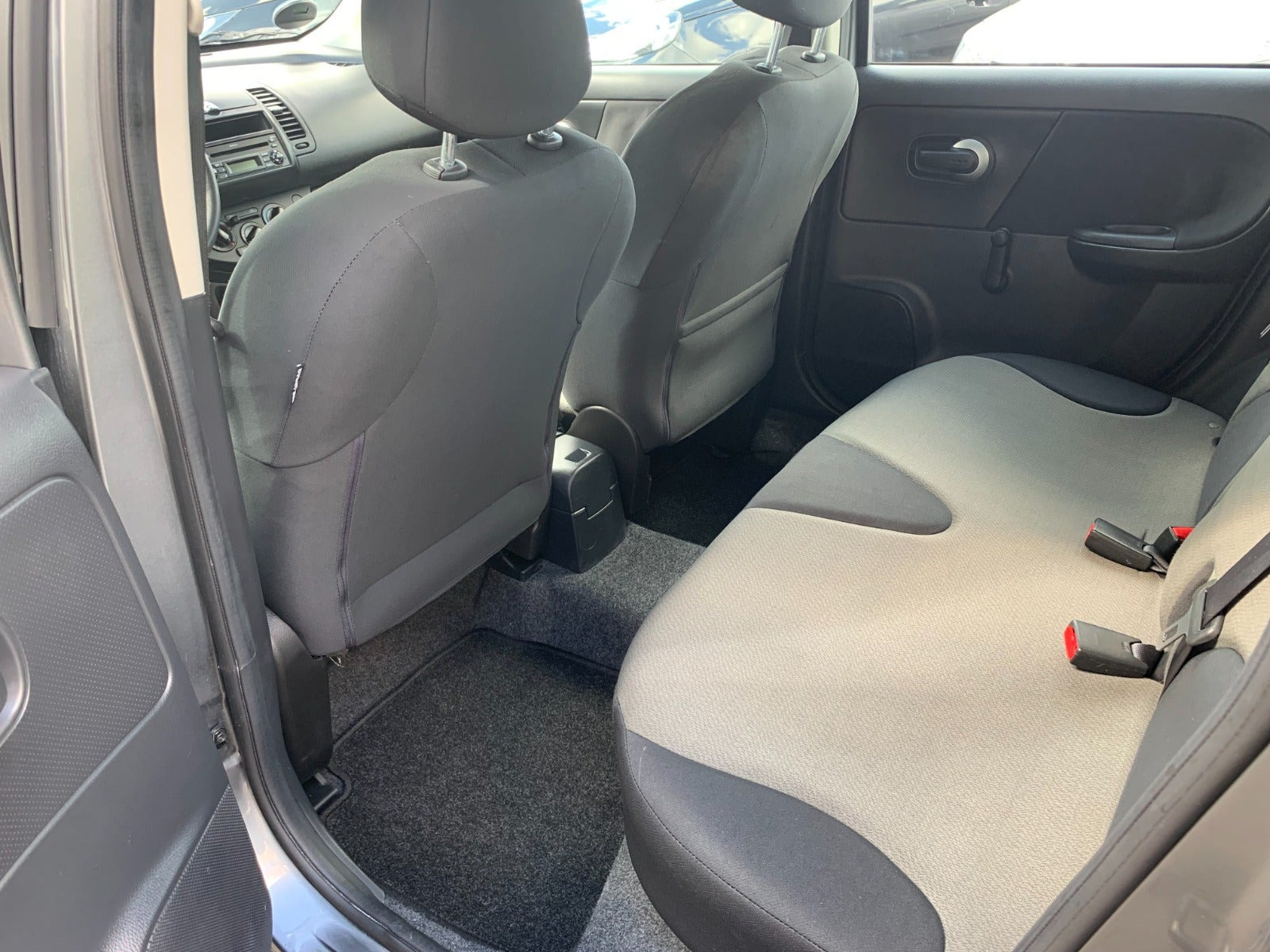 Grå Nissan Note fra 2011