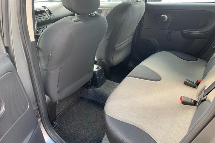 Grå Nissan Note fra 2011