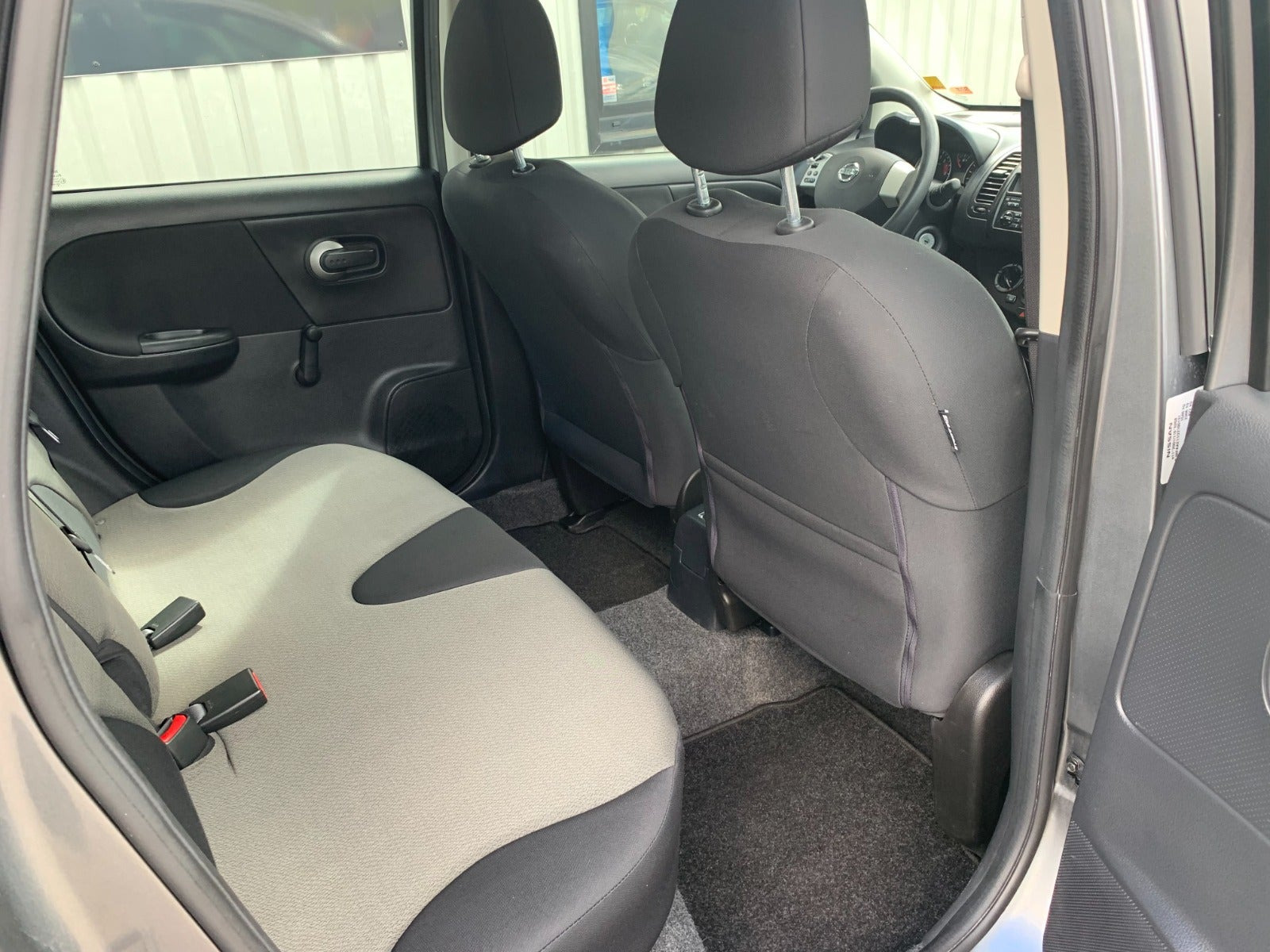 Grå Nissan Note fra 2011