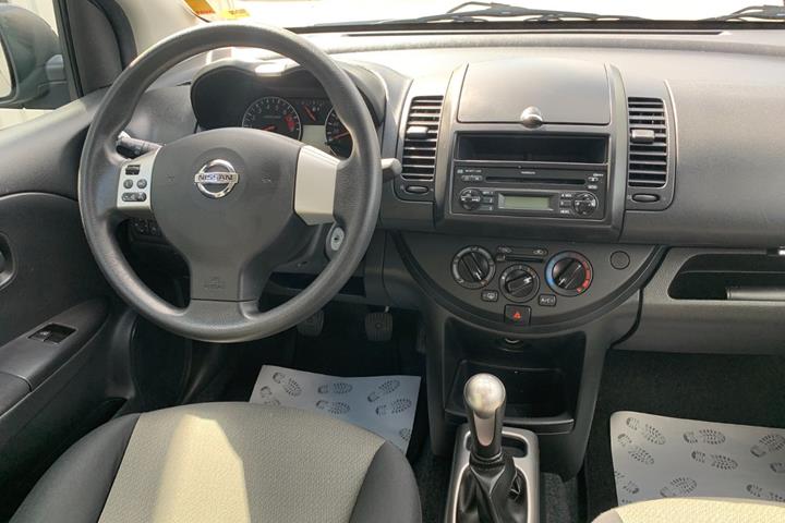 Grå Nissan Note fra 2011