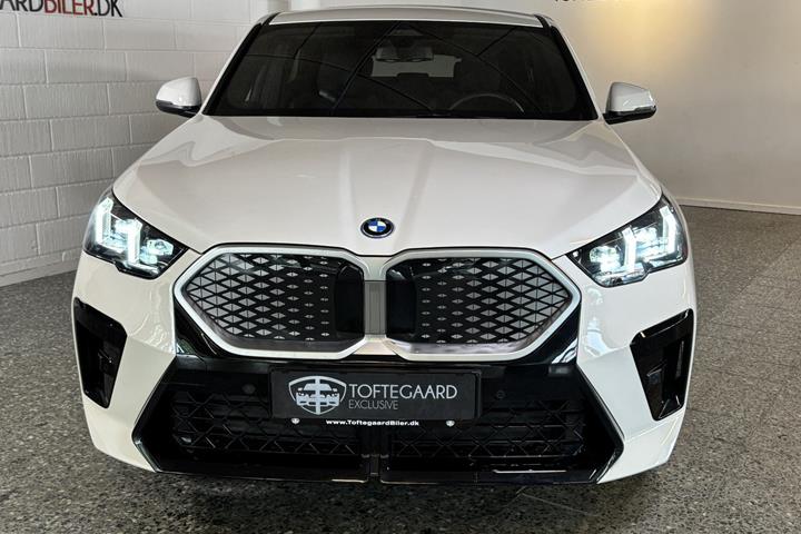 Hvid BMW iX1 fra 2026