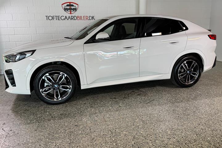 Hvid BMW iX1 fra 2026