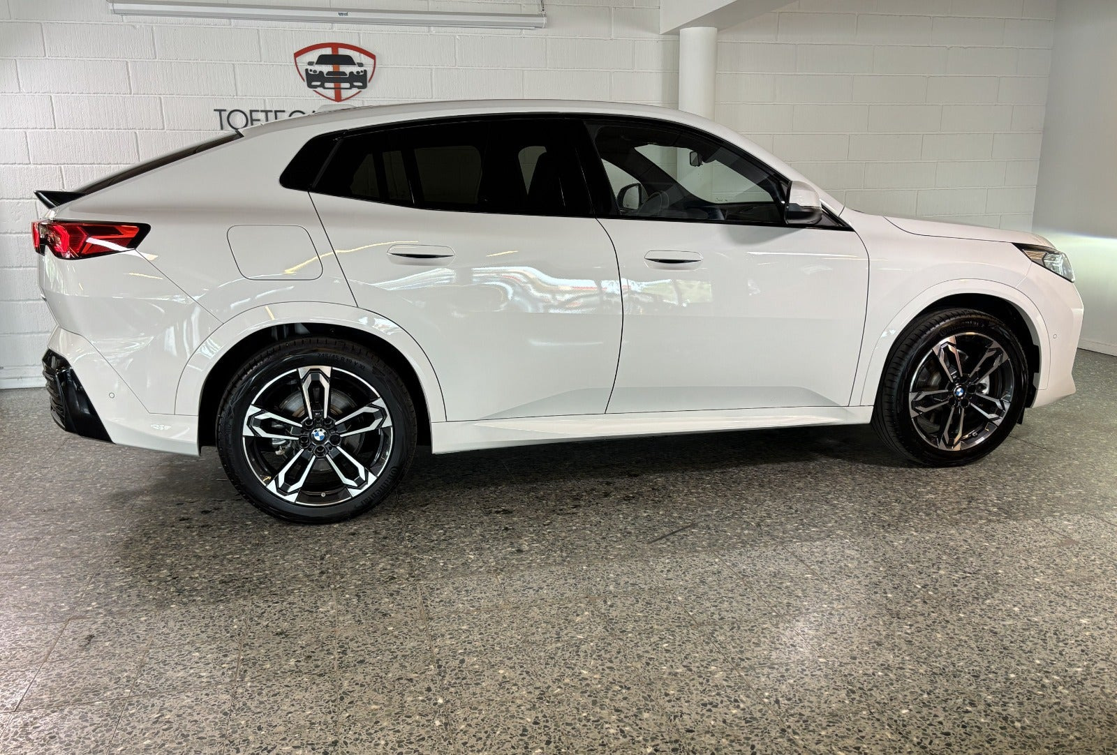 Hvid BMW iX1 fra 2026