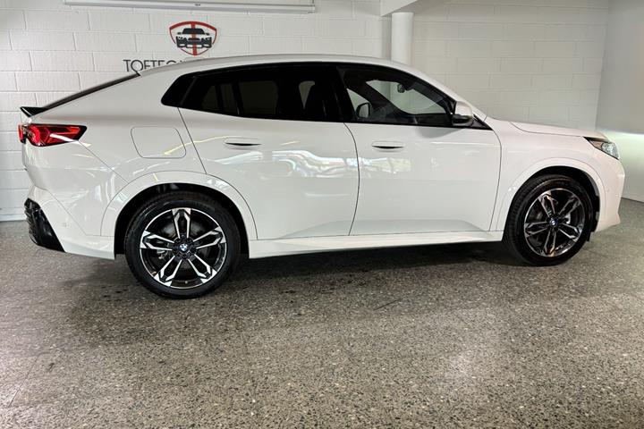 Hvid BMW iX1 fra 2026