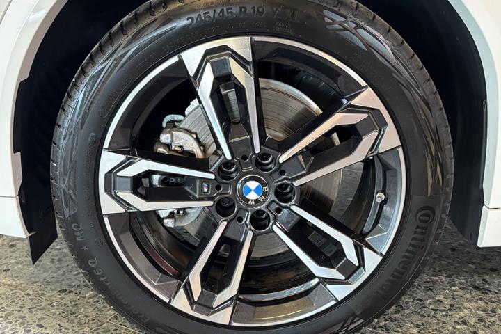 Hvid BMW iX1 fra 2026