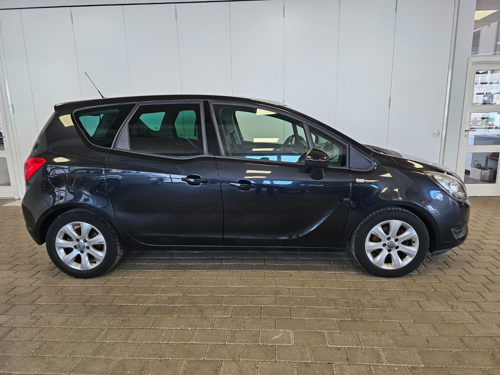 Sort Opel Meriva fra 2015