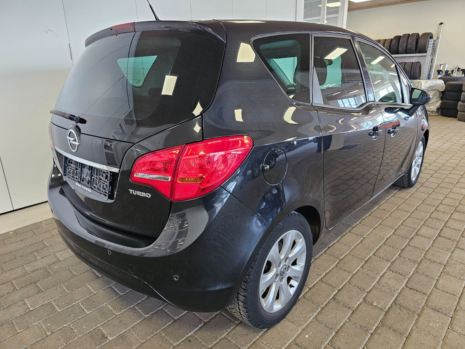 Sort Opel Meriva fra 2015