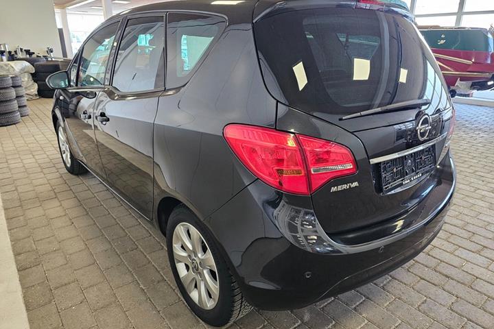 Sort Opel Meriva fra 2015