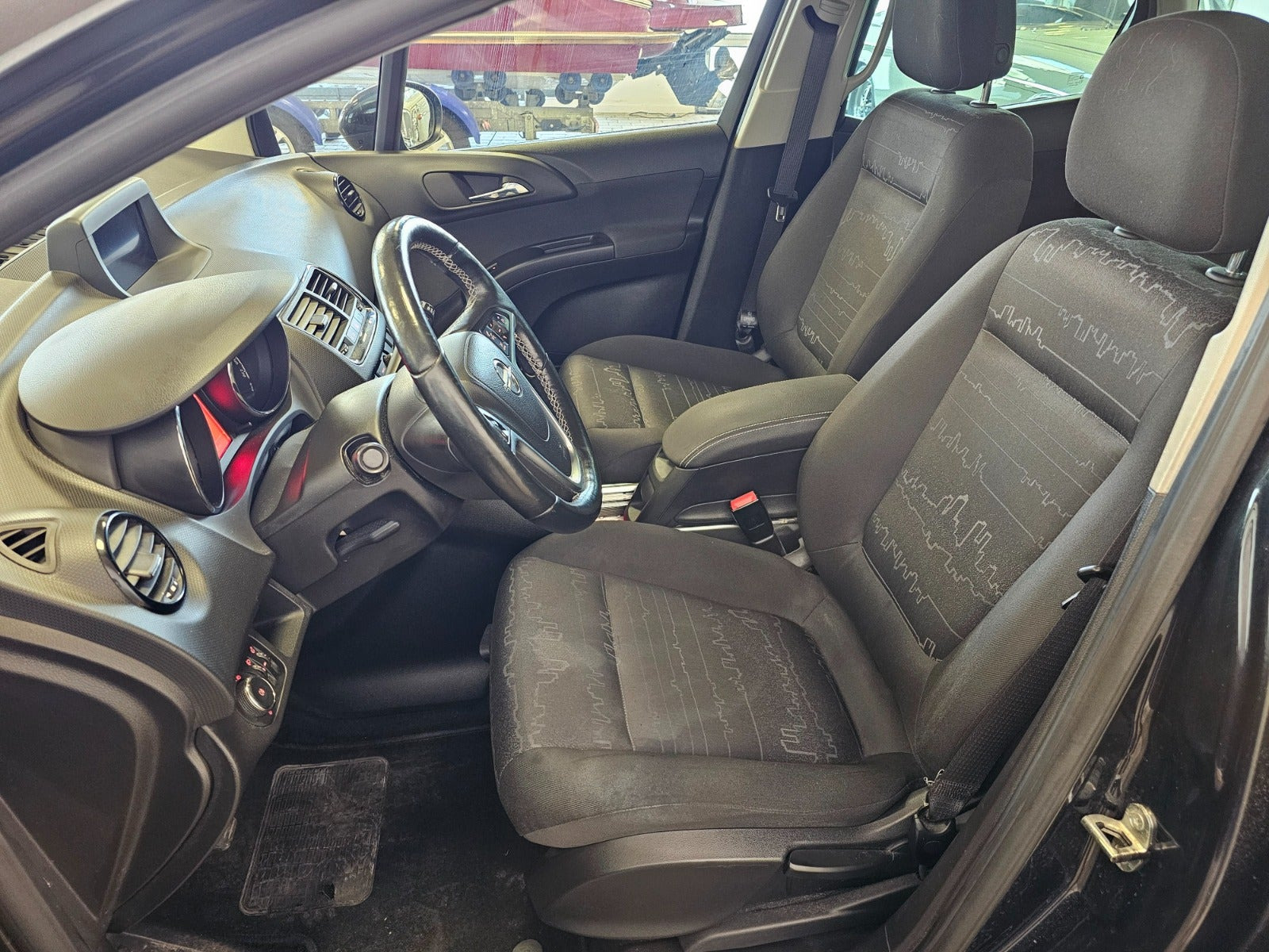 Sort Opel Meriva fra 2015
