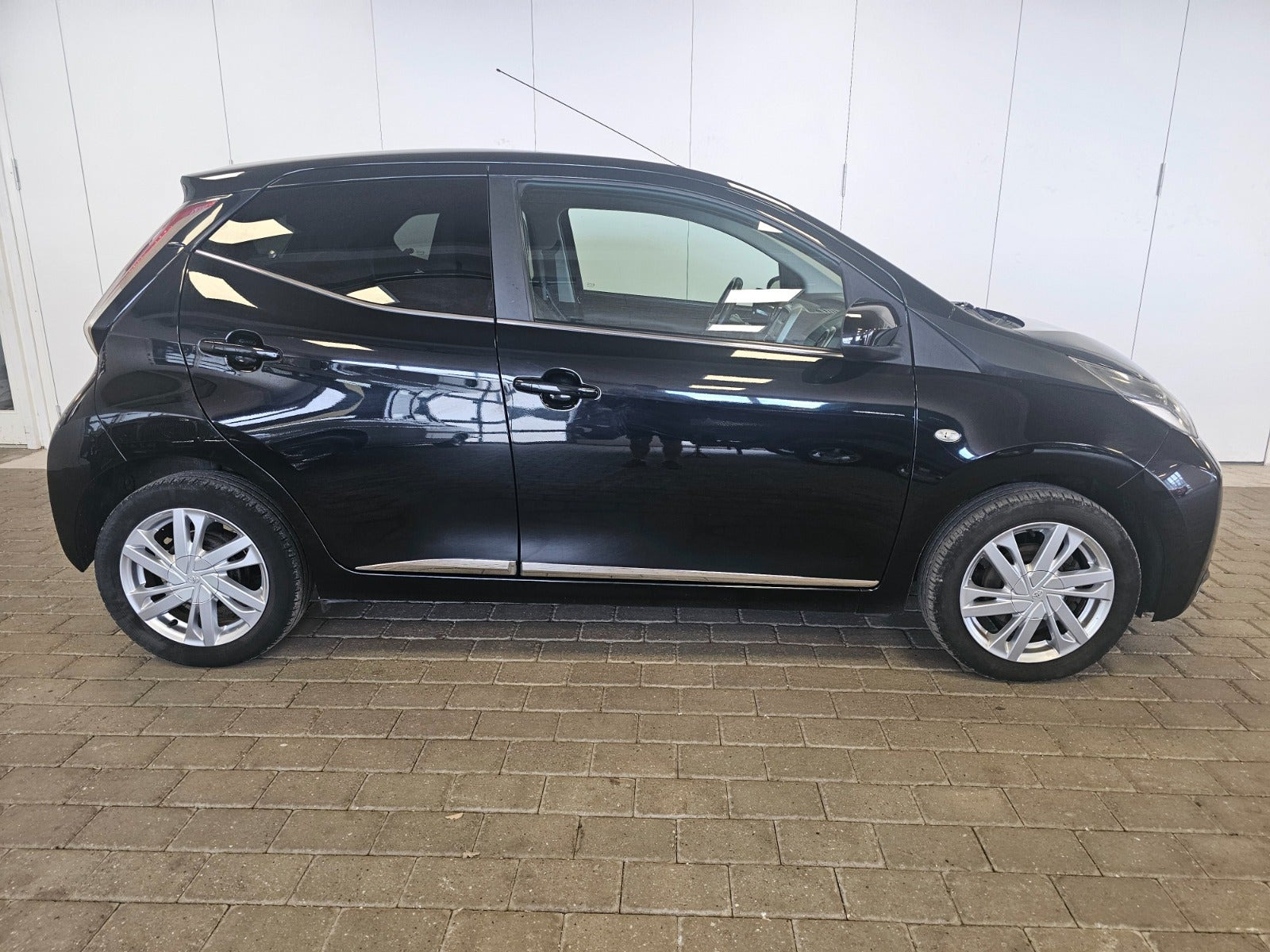 Sort Toyota Aygo fra 2015