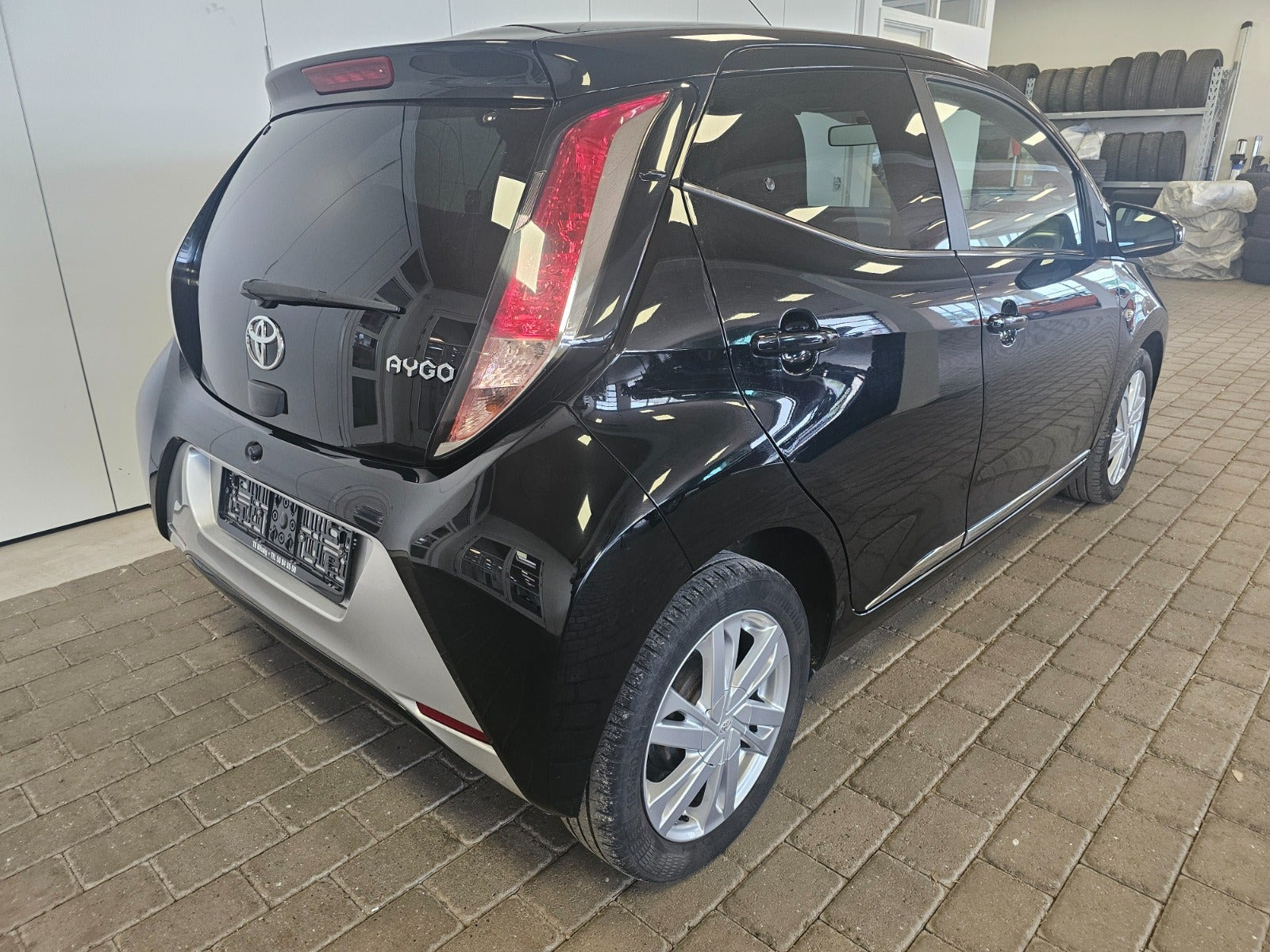 Sort Toyota Aygo fra 2015