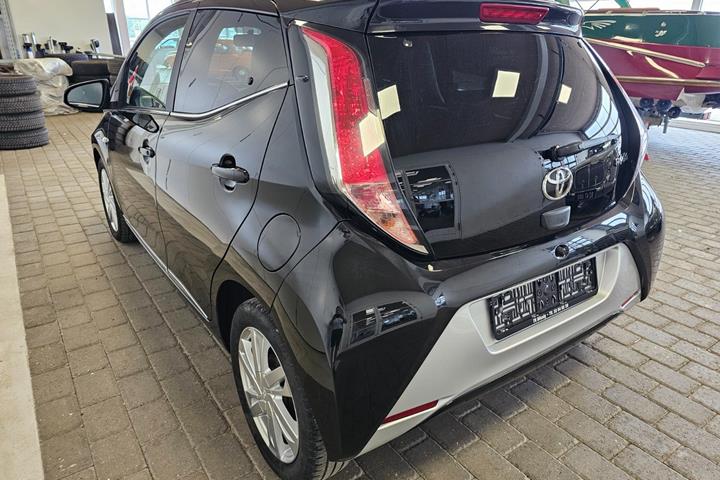 Sort Toyota Aygo fra 2015