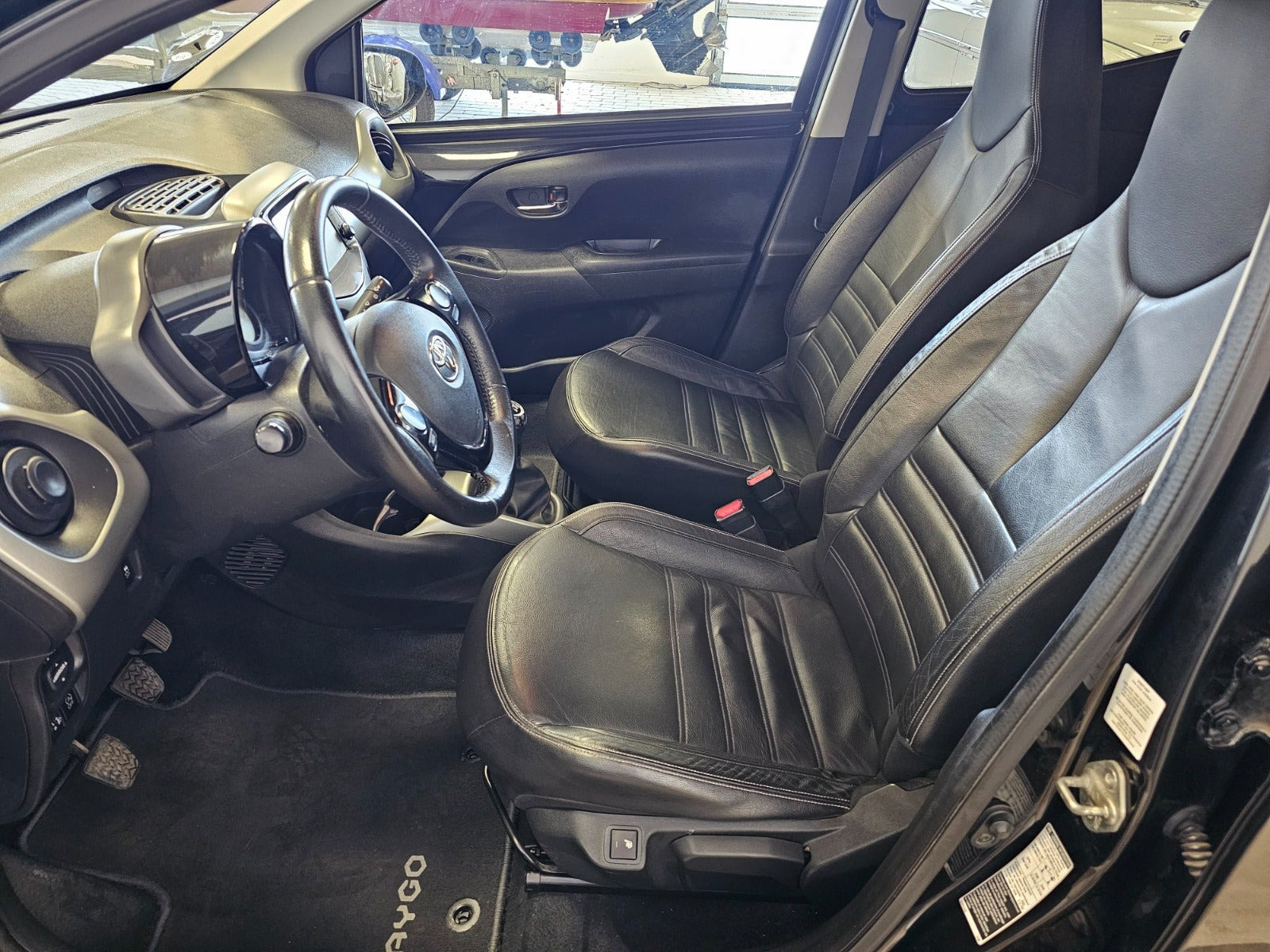 Sort Toyota Aygo fra 2015