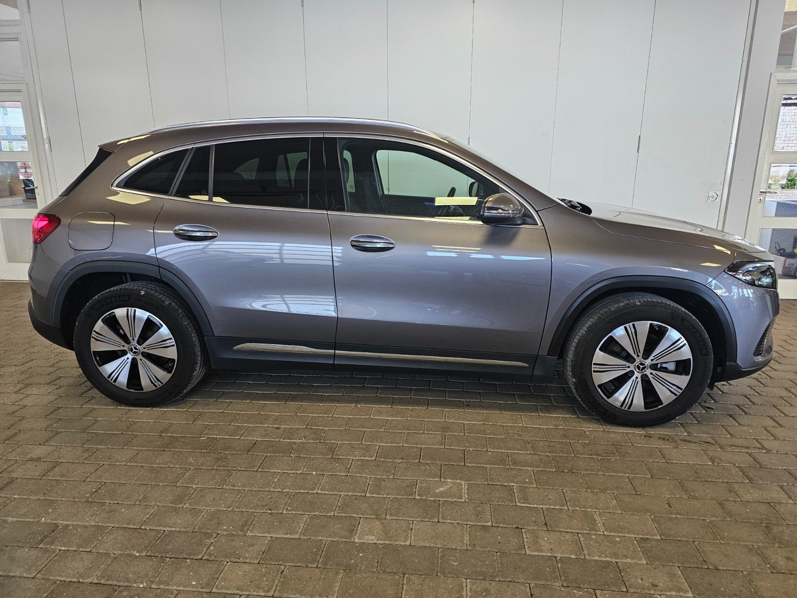 Grå Mercedes EQA250+ fra 2024