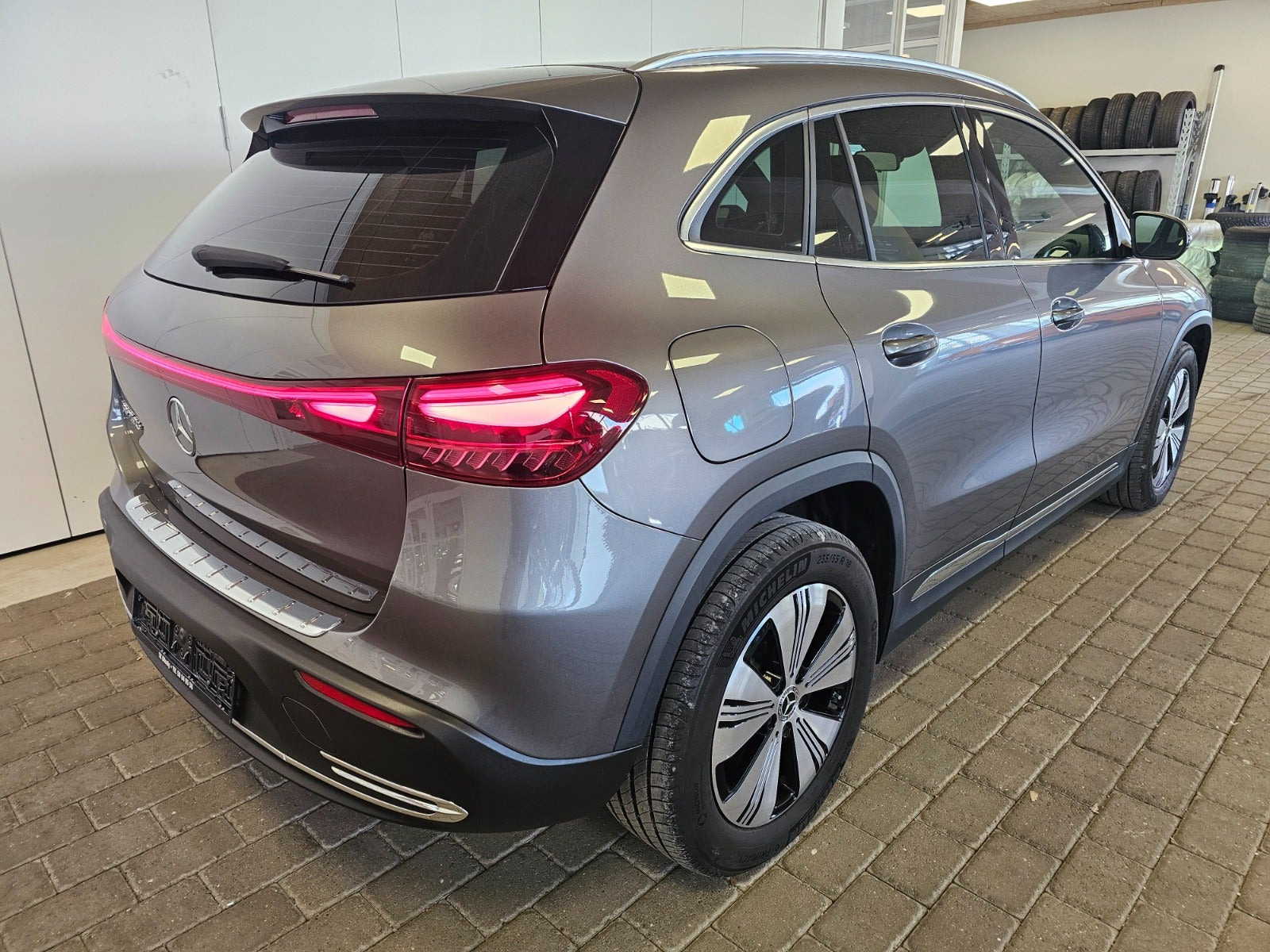 Grå Mercedes EQA250+ fra 2024