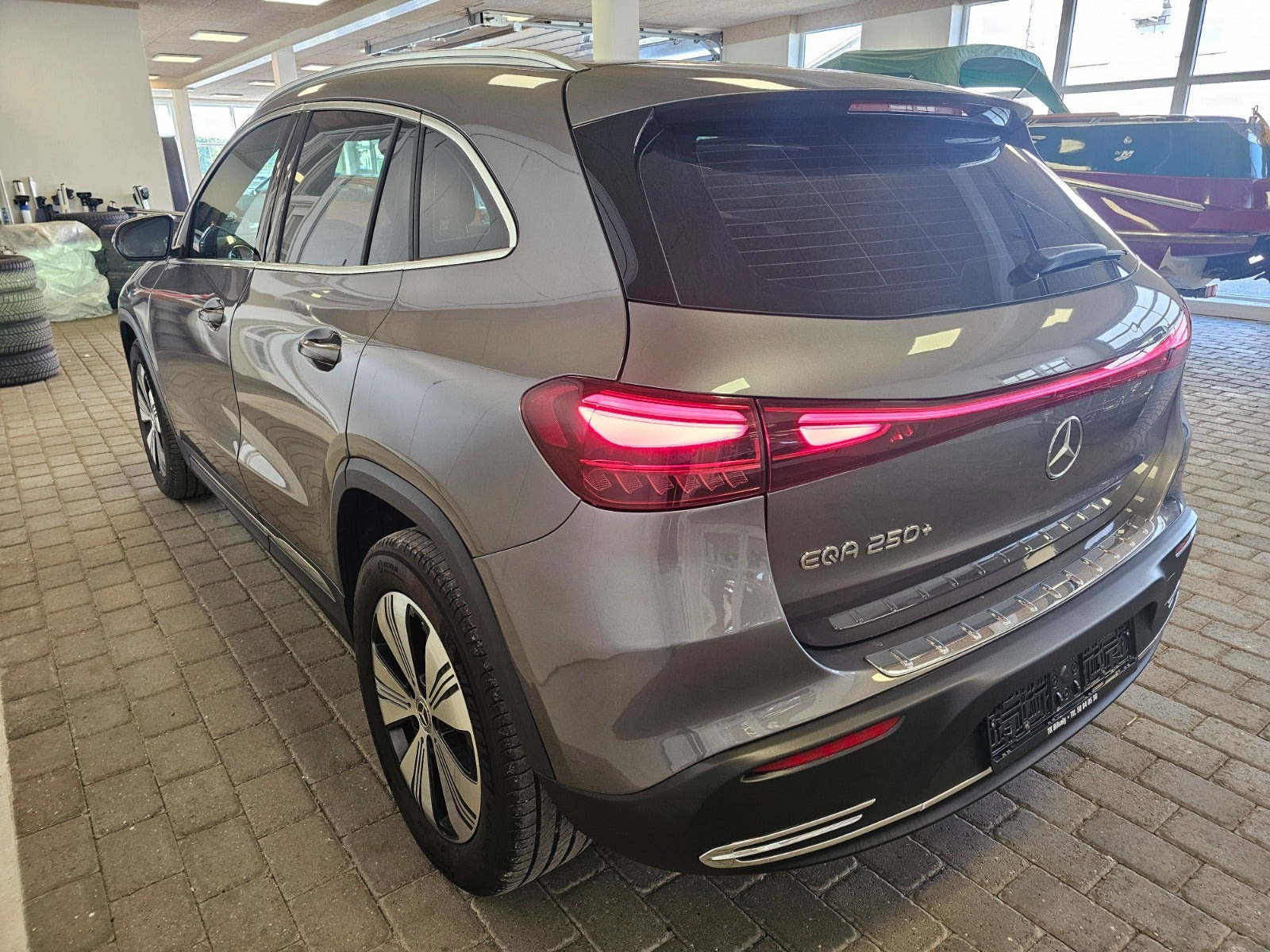 Grå Mercedes EQA250+ fra 2024
