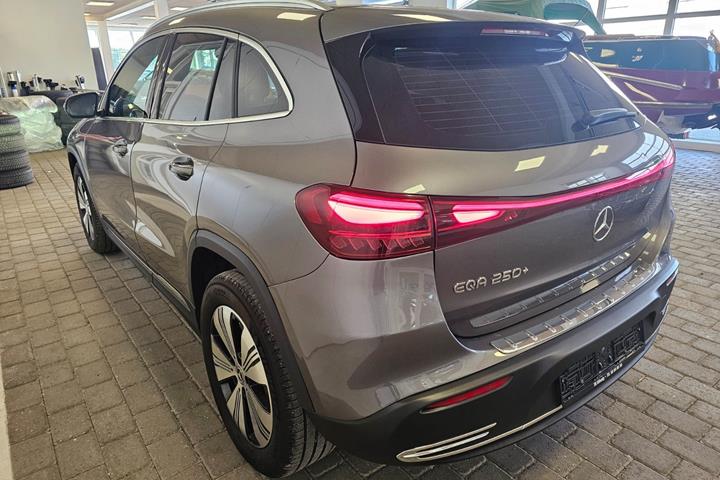 Grå Mercedes EQA250+ fra 2024