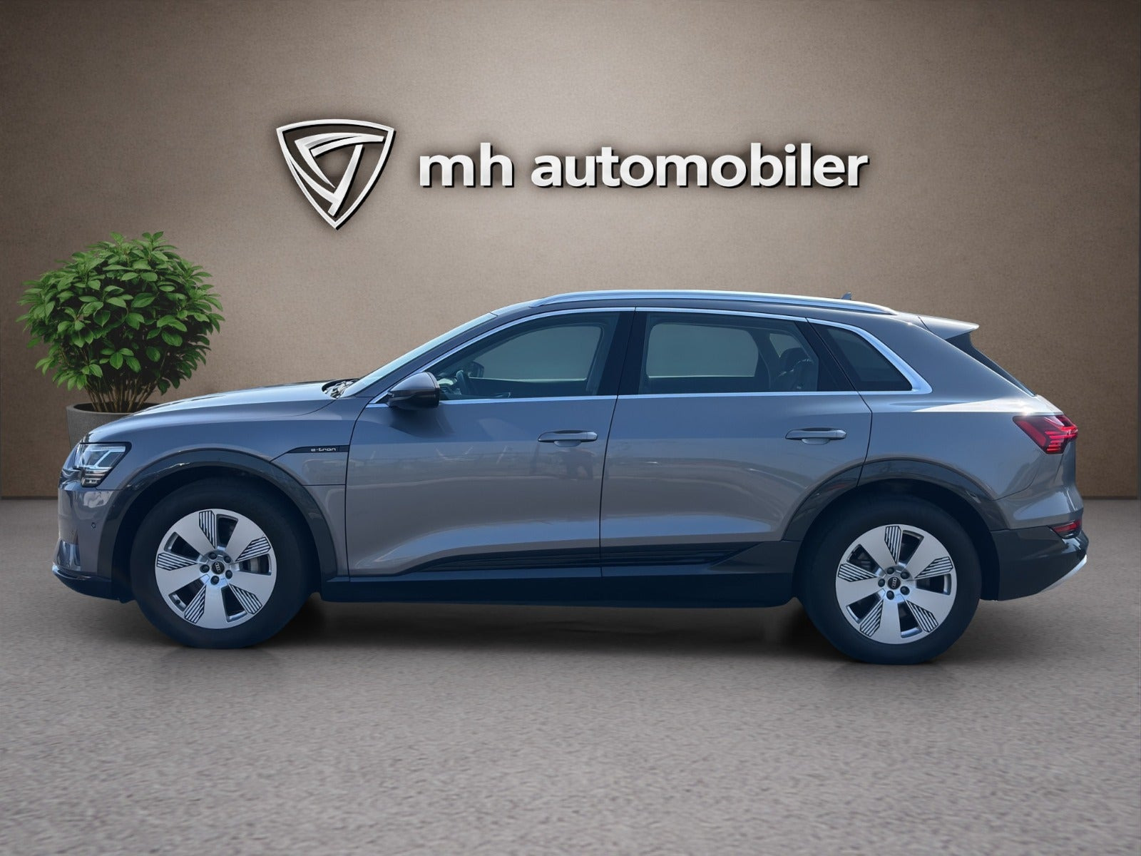 Grå Audi e-tron fra 2022