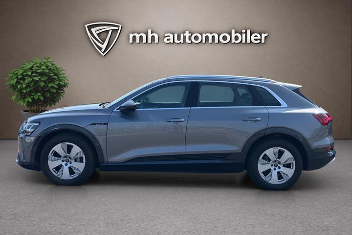Grå Audi e-tron fra 2022
