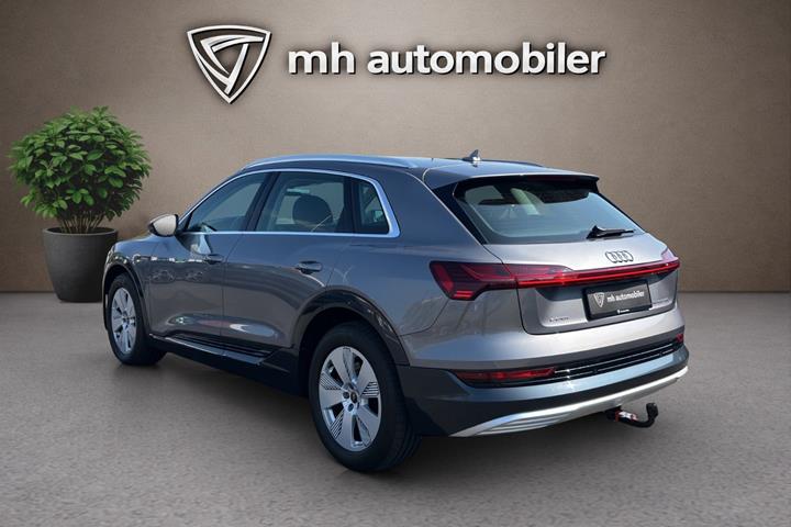 Grå Audi e-tron fra 2022