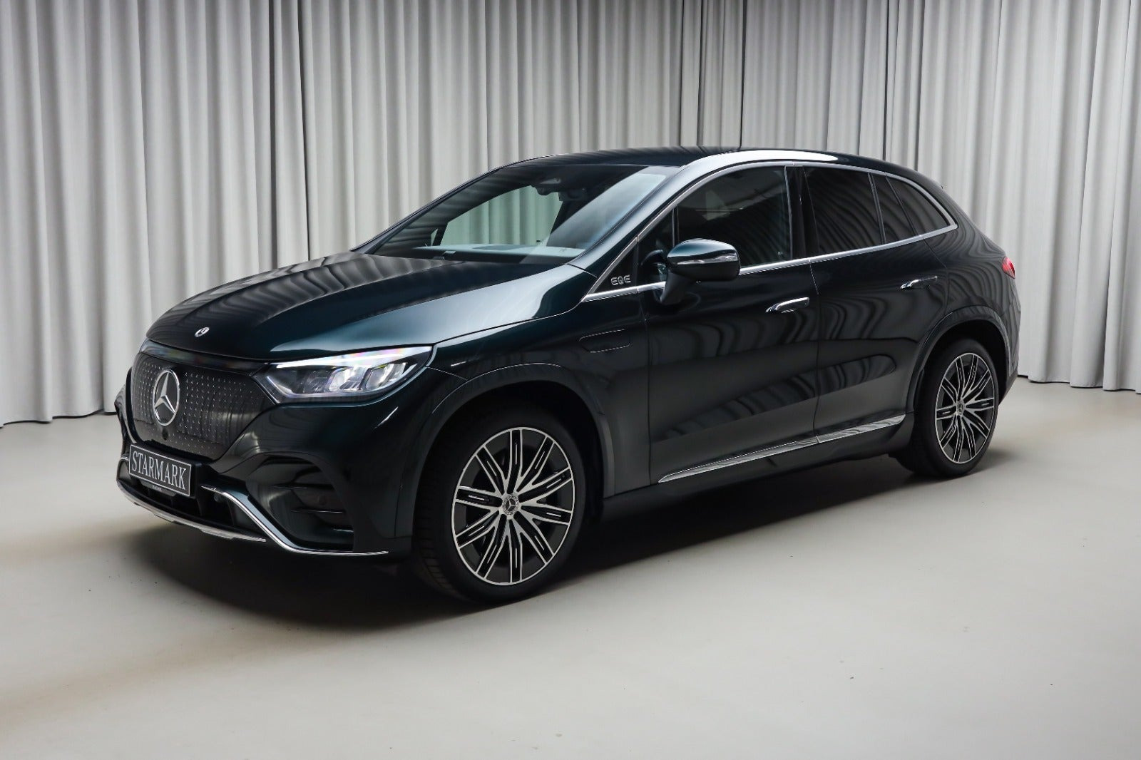 Grøn Mercedes EQE350 SUV fra 2025