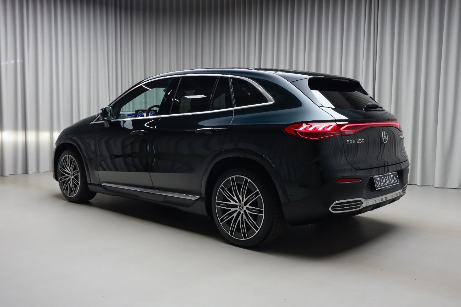 Grøn Mercedes EQE350 SUV fra 2025