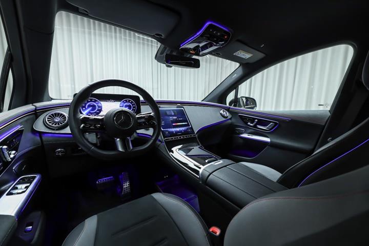 Grøn Mercedes EQE350 SUV fra 2025